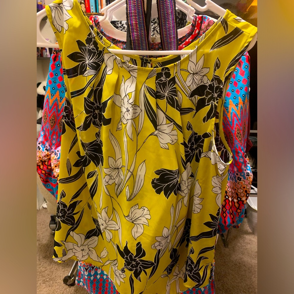 Pre loved Worthington Sleeveless Floral Top.💛